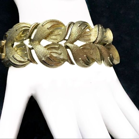 Coro Pegasus Goldtone leaf design bracelet mint - Picture 3 of 10